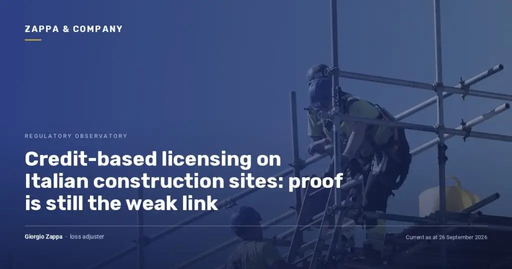 Two workers on scaffolding against the sky: cover of the analysis on credit-based licensing on Italian construction sites.